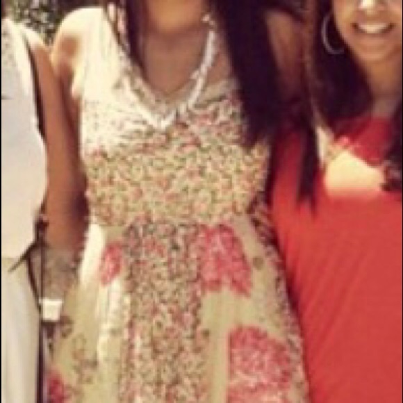 Beautiful floral dress! - Picture 4 of 4